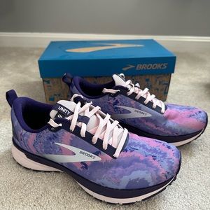 Brooks size 8 Revel